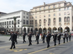 parata marine militari estere accompagnate dalla fanfara dell'accademia navale di Livorno